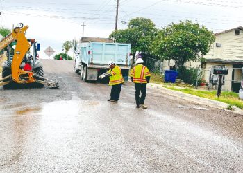 Mujer se salva al salir de casa en llamas