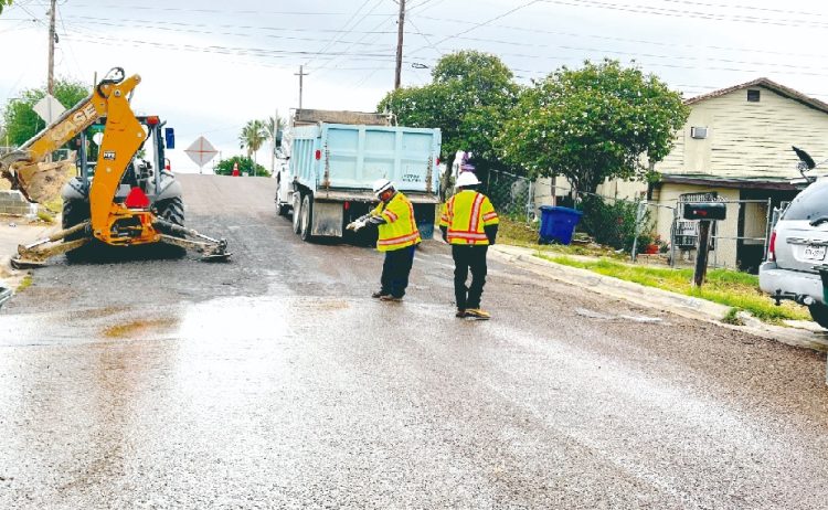 Mujer se salva al salir de casa en llamas