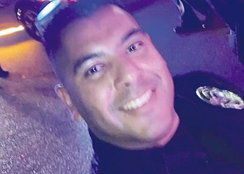 Muere policía escolar atropellado en su moto