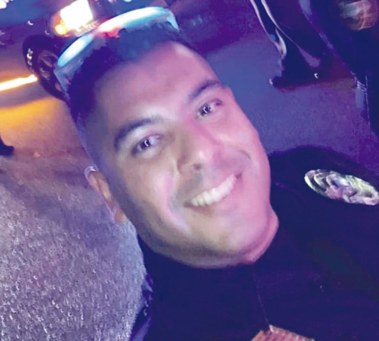 Muere policía escolar atropellado en su moto