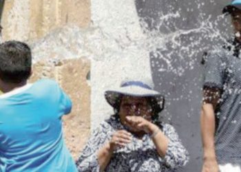 LUCHAN POR AHORRAR EL VITAL LÍQUIDO Advierten multa hasta de $51 mil por tirar agua