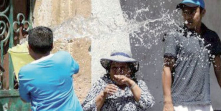 LUCHAN POR AHORRAR EL VITAL LÍQUIDO Advierten multa hasta de $51 mil por tirar agua