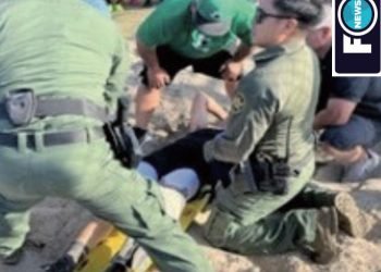 Paramédicos federales auxilian a un estudiante lesionado