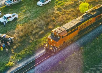 Hallan en Texas a migrantes sofocándose