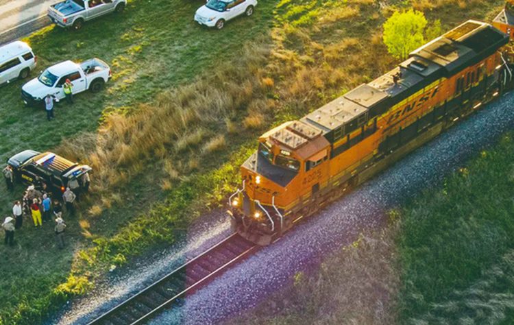 Hallan en Texas a migrantes sofocándose