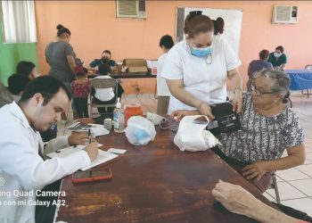 Llevan servicios de salud a población vulnerable
