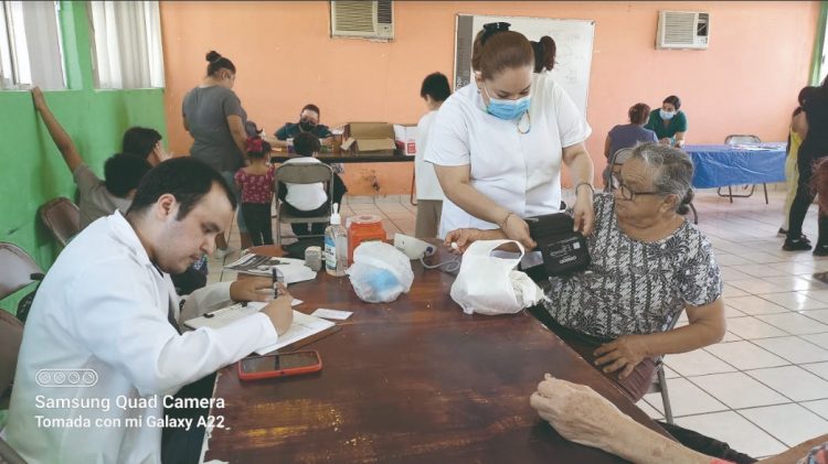 Llevan servicios de salud a población vulnerable