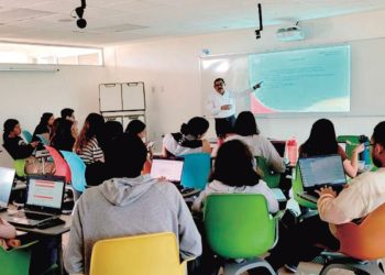 Sensibilizan a estudiantes en materia de migrantes