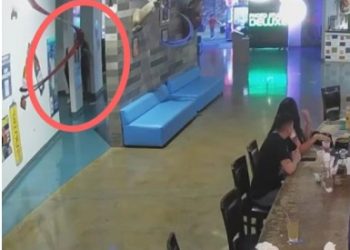 Captan agresión a una mujer en baños de Pla-Mor