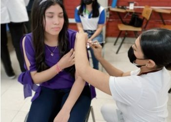 Vacunan a 150 alumnas del Conalep contra el VPH