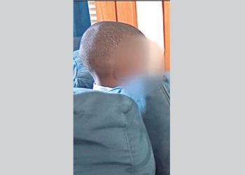 Maestra pega a niño con cinta adhesiva a su silla