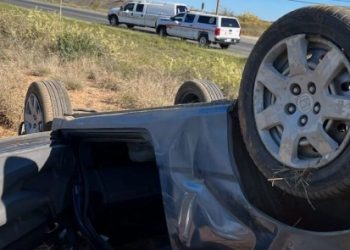 Volcadura de auto deja herido a conductor
