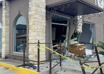 Se estrella contra un edificio comercial