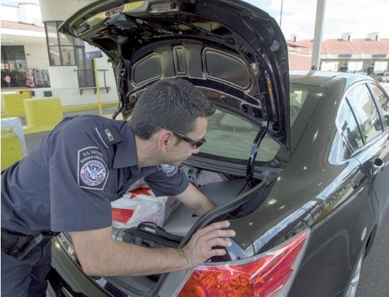 Quiso cruzar a México con 54K en efectivo ocultos en zapatos