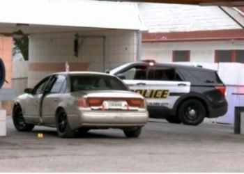 LES DISPARA MÁS DE 20 VECES Tirotea a policías con AR-15 y lo matan