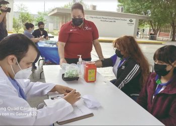 Llevan servicios de salud a estudiantes del Conalep