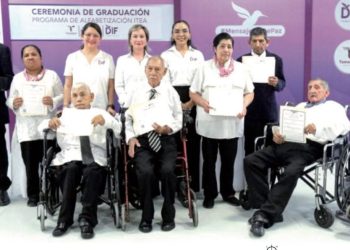 Adultos mayores se gradúan en educación básica