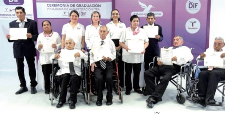 Adultos mayores se gradúan en educación básica