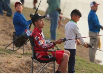 Disfrutan familias torneo de pesca en apoyo a niños autistas
