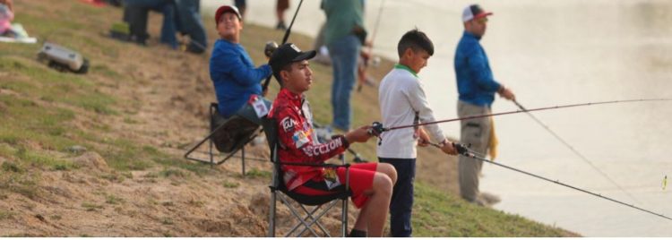 Disfrutan familias torneo de pesca en apoyo a niños autistas