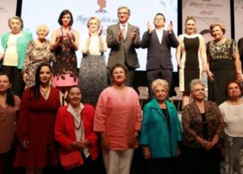 Reconoce gobernador a mujeres distinguidas