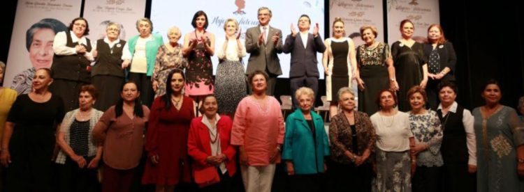 Reconoce gobernador a mujeres distinguidas
