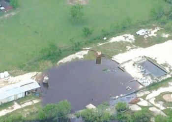 Enorme hueco amenaza con comerse una pequeña ciudad de Texas