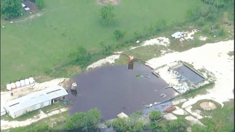 Enorme hueco amenaza con comerse una pequeña ciudad de Texas