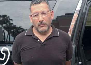 Deja sin comer a sus perros, atados y encerrados