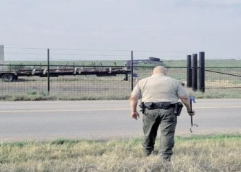 Reclusos limpian caminos rurales