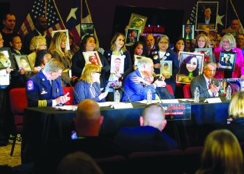 Texas ofrece 5 mil dólares a quien denuncie migrantes