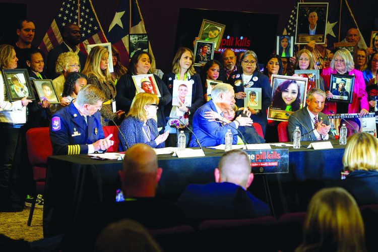 Texas ofrece 5 mil dólares a quien denuncie migrantes