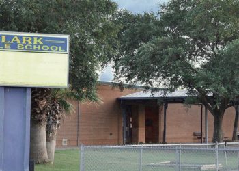 Por fuga de gasolina evacuan Escuela Clark