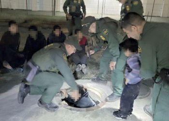 Rescatan de una alcantarilla a nueve indocumentados