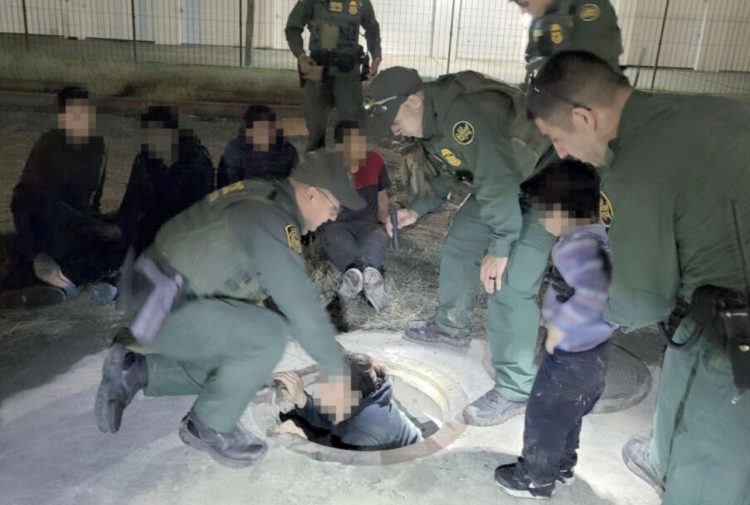 Rescatan de una alcantarilla a nueve indocumentados