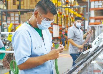 Albañiles tiran la pala para irse a máquila