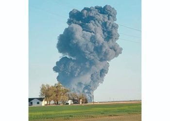 Explosión en granja en Texas deja miles de vacas lecheras muertas