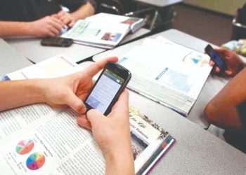 Golpea brutalmente a su maestro por quitarle el teléfono celular