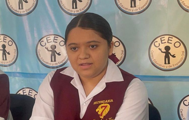 Alumna de secundaria 7 gana primer lugar en oratoria