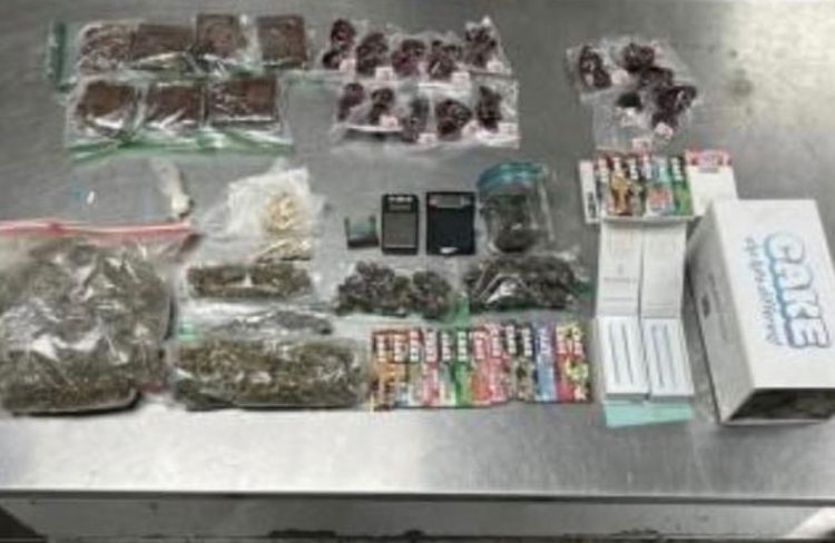 Incautan drogas a madre e hija