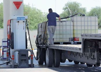 Transportistas padecen desabasto de diesel en la ciudad