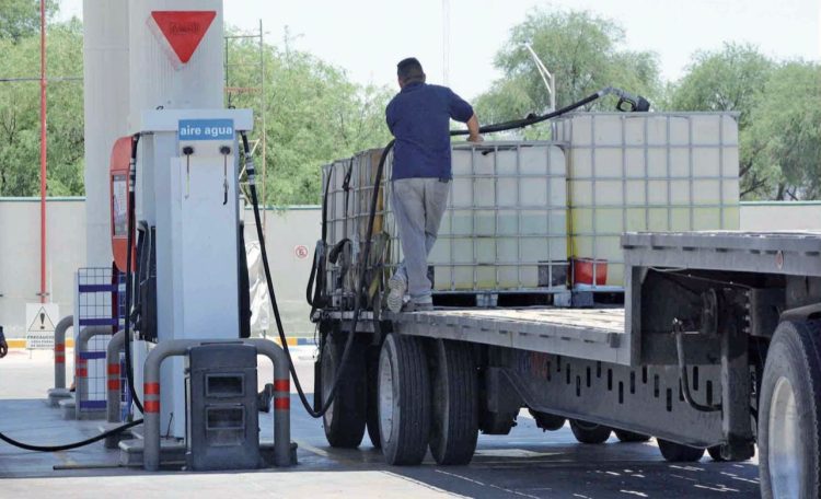 Transportistas padecen desabasto de diesel en la ciudad