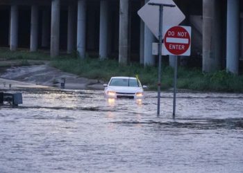 Conductores quedan atrapados en zonas inundadas