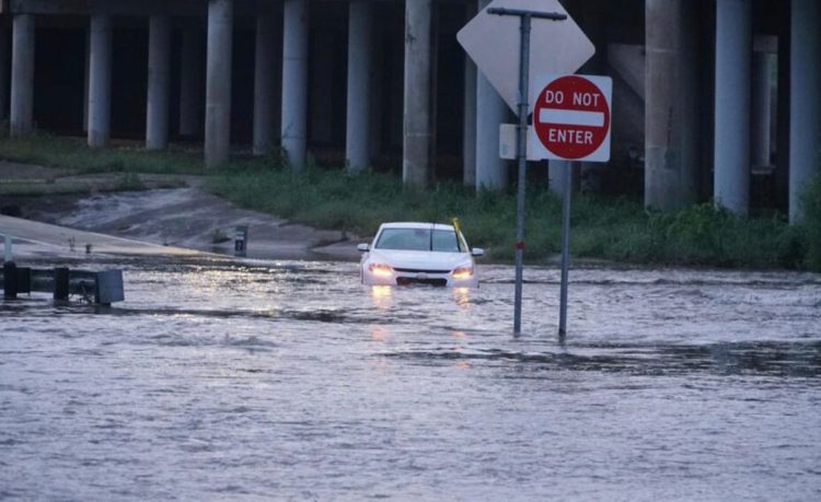 Conductores quedan atrapados en zonas inundadas