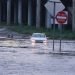 Conductores quedan atrapados en zonas inundadas