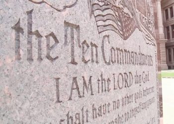 Senado de Texas aprueba exhibir los 10 mandamientos en escuelas