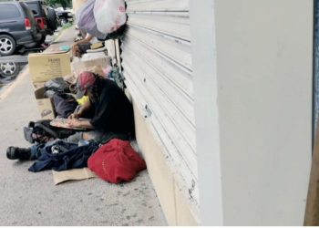 Grupo de indiGentes se apoderan de Famsa