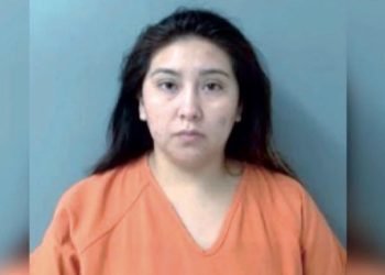 Arrestan a mujer que dejó solos a sus hijos para ir al gimnasio 