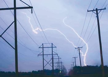 Dejan fuertes tormentas a más de 150 mil sin luz