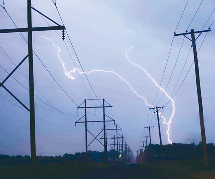 Dejan fuertes tormentas a más de 150 mil sin luz